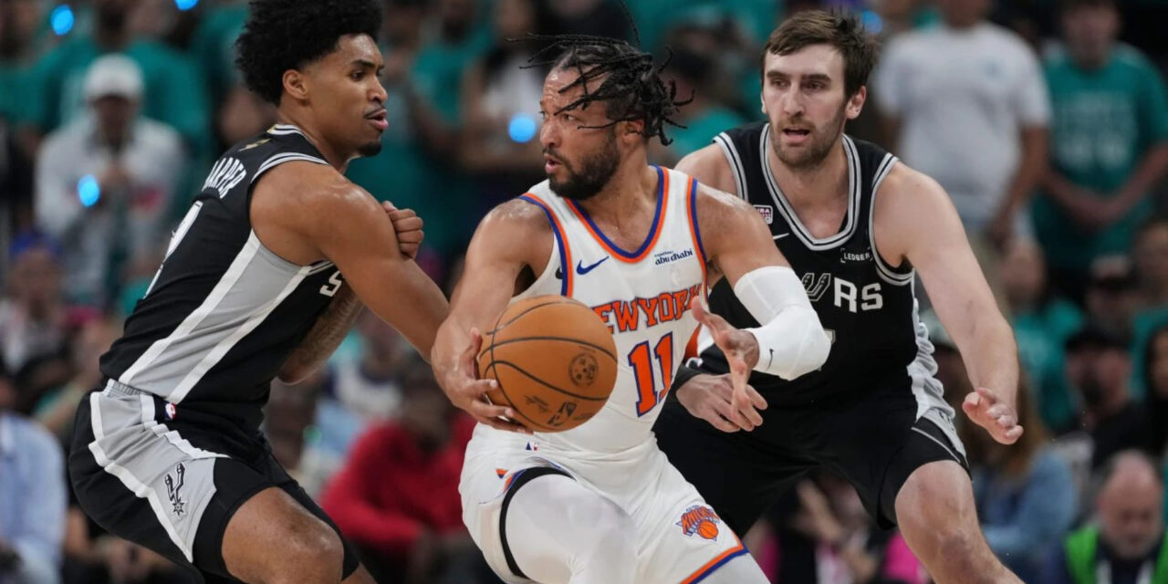 Brunson anota 30 puntos y los Knicks cierran con una racha de 11-0, robándole el primer partido a los Spurs con una victoria de 105-95.