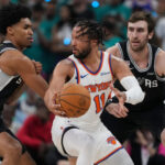 Brunson anota 30 puntos y los Knicks cierran con una racha de 11-0, robándole el primer partido a los Spurs con una victoria de 105-95.