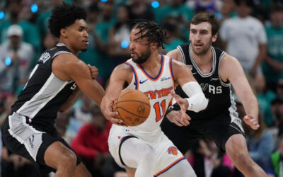 Brunson anota 30 puntos y los Knicks cierran con una racha de 11-0, robándole el primer partido a los Spurs con una victoria de 105-95.