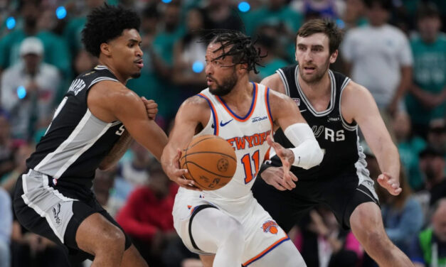 Brunson anota 30 puntos y los Knicks cierran con una racha de 11-0, robándole el primer partido a los Spurs con una victoria de 105-95.