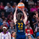 Caitlin Clark anotó 24 puntos, Kelsey Mitchell sumó 22 y las Fever vencieron a Phoenix Mercury 86-77.