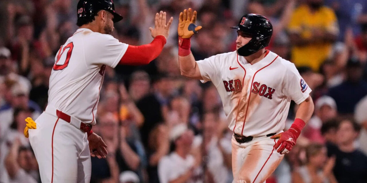 Durbin conecta un jonrón para romper el empate en la victoria de los Red Sox por 6-3 sobre los Yankees.
