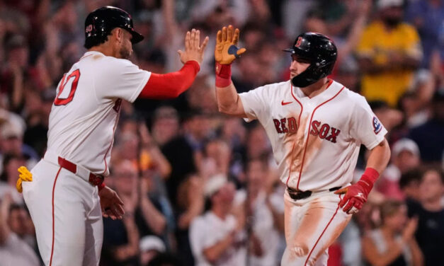 Durbin conecta un jonrón para romper el empate en la victoria de los Red Sox por 6-3 sobre los Yankees.