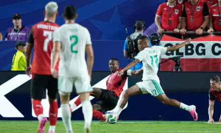 Austria y Argelia intercambian goles en el tiempo de descuento y ambas avanzan al Mundial con empate 3-3.