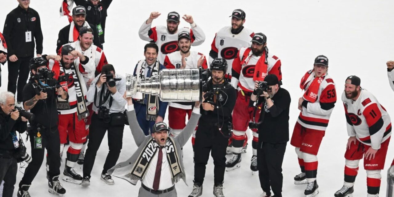 Carolina Hurricanes, con una defensa impenetrable, vencieron a los Golden Knights por 3-0 en el sexto partido y ganaron la Copa Stanley.