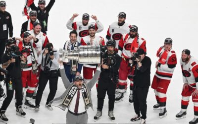 Carolina Hurricanes, con una defensa impenetrable, vencieron a los Golden Knights por 3-0 en el sexto partido y ganaron la Copa Stanley.