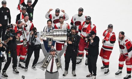 Carolina Hurricanes, con una defensa impenetrable, vencieron a los Golden Knights por 3-0 en el sexto partido y ganaron la Copa Stanley.