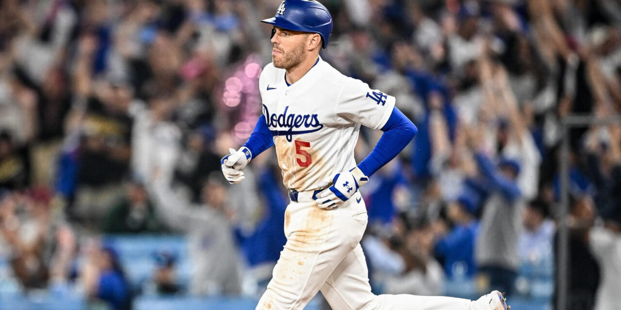 Freddie Freeman conecta un jonrón decisivo, dándole la victoria a los Dodgers sobre los Angels por 1-0.