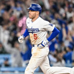Freddie Freeman conecta un jonrón decisivo, dándole la victoria a los Dodgers sobre los Angels por 1-0.