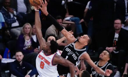 Los Knicks completan una remontada histórica tras ir perdiendo por 29 puntos y vencen a los Spurs 107-106 para ponerse 3-1 arriba en las Finales de la NBA.