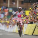 Pogacar cerca de ganar su quinto título del Tour de Francia y Carapaz gana la penúltima etapa