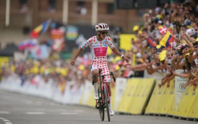 Pogacar cerca de ganar su quinto título del Tour de Francia y Carapaz gana la penúltima etapa