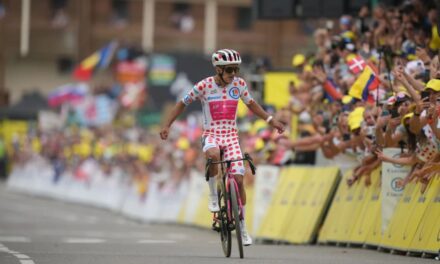 Pogacar cerca de ganar su quinto título del Tour de Francia y Carapaz gana la penúltima etapa