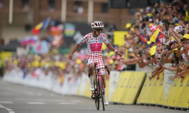 Pogacar cerca de ganar su quinto título del Tour de Francia y Carapaz gana la penúltima etapa