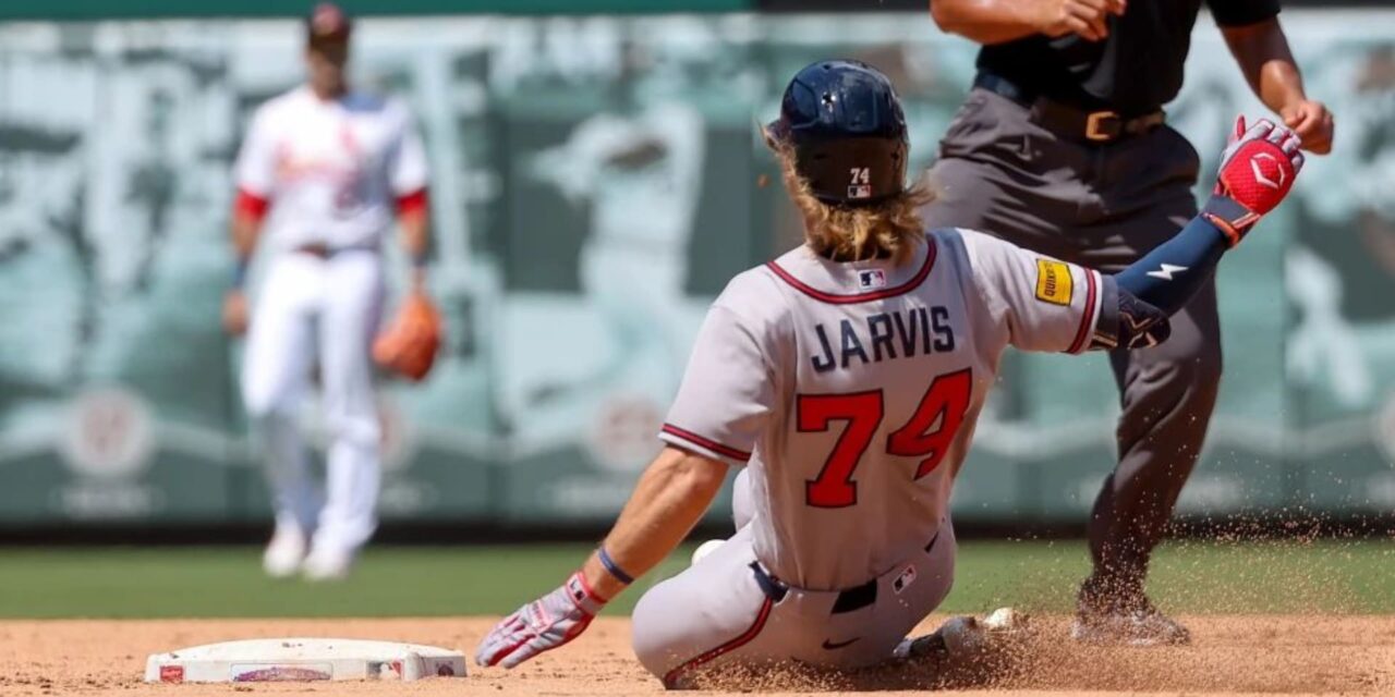 Bravos remontan en la 9na para vencer 4-3 a los Cardenales