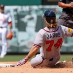 Bravos remontan en la 9na para vencer 4-3 a los Cardenales