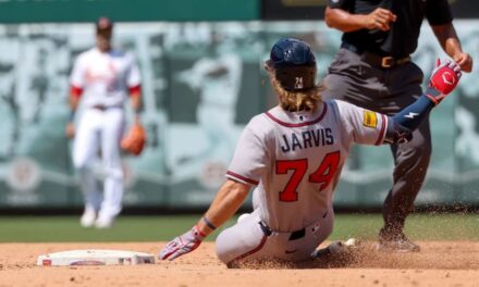 Bravos remontan en la 9na para vencer 4-3 a los Cardenales