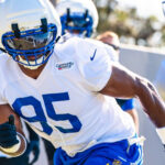 Myles Garrett deslumbra a los Rams en su primer día de campamento con su nuevo equipo