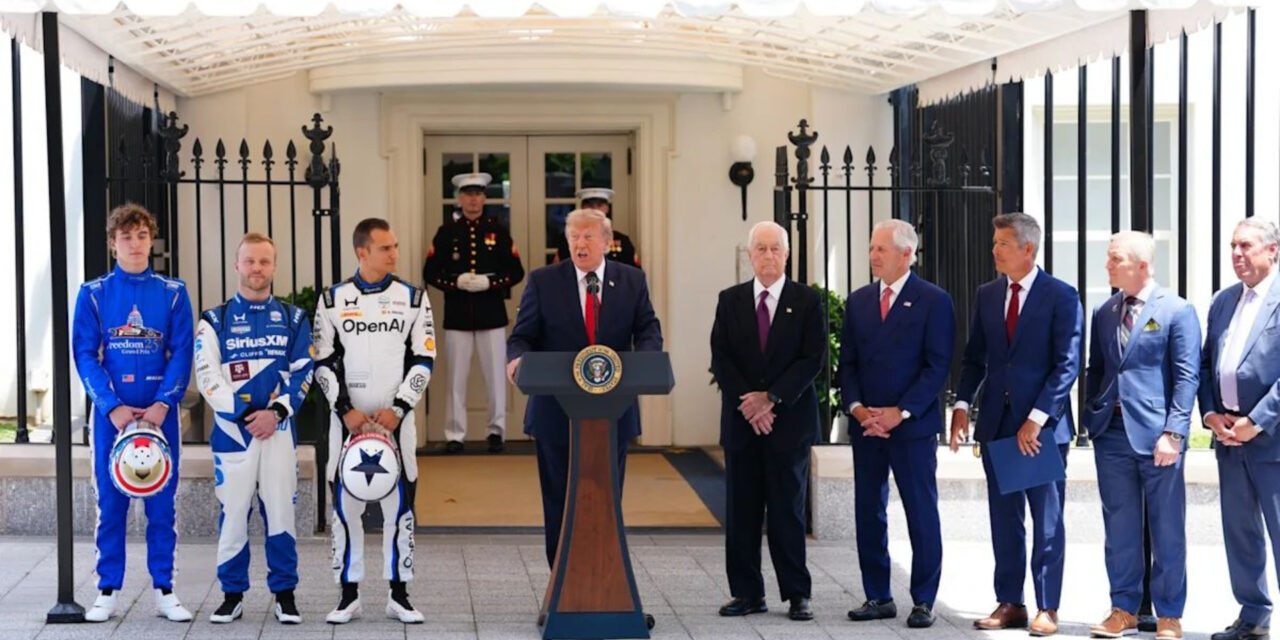 Alex Palou visita la Casa Blanca y regala un casco a Trump antes de carrera en Washington