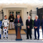 Alex Palou visita la Casa Blanca y regala un casco a Trump antes de carrera en Washington