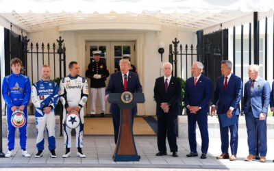 Alex Palou visita la Casa Blanca y regala un casco a Trump antes de carrera en Washington
