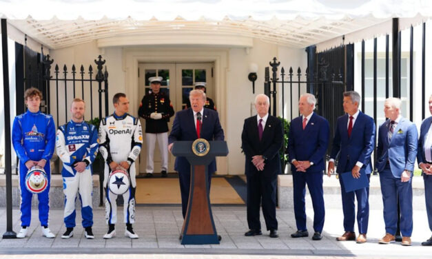 Alex Palou visita la Casa Blanca y regala un casco a Trump antes de carrera en Washington