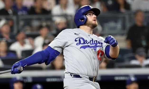 Max Muncy conecta un jonrón de dos carreras ante Gerrit Cole en la séptima entrada para darle la victoria a los Dodgers sobre los Yankees por 2-1