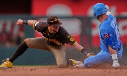Salvador Pérez y Lane Thomas conectaron jonrones de dos carreras, los Royals vencieron a los Padres 6-1.