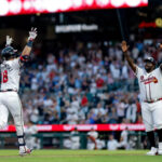 Los Bravos remontan una desventaja de 3 carreras para vencer a los Nacionales 5-4.