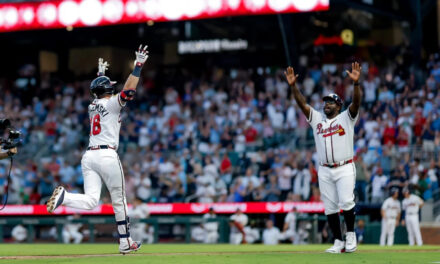 Los Bravos remontan una desventaja de 3 carreras para vencer a los Nacionales 5-4.