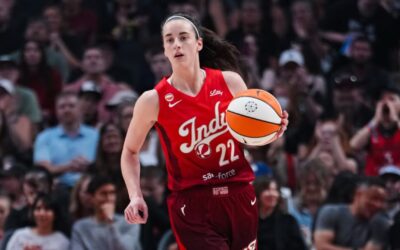 Clark sumó 26 puntos, 10 rebotes y 10 asistencias en la victoria de Indiana Fever sobre Portland Fire.