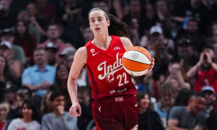 Clark sumó 26 puntos, 10 rebotes y 10 asistencias en la victoria de Indiana Fever sobre Portland Fire.