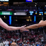 Caitlin Clark anotó 27 puntos y las Fever establecieron un récord de anotación de la franquicia en una victoria de 123-88 sobre las Sun.