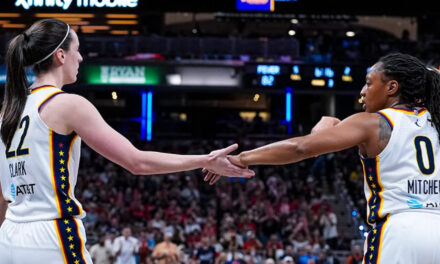 Caitlin Clark anotó 27 puntos y las Fever establecieron un récord de anotación de la franquicia en una victoria de 123-88 sobre las Sun.