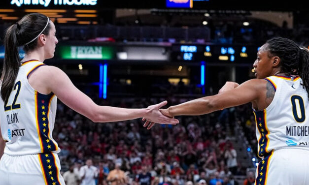 Caitlin Clark anotó 27 puntos y las Fever establecieron un récord de anotación de la franquicia en una victoria de 123-88 sobre las Sun.