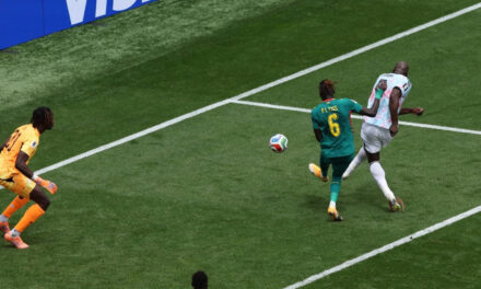 Bélgica convierte penal en tiempo extra y vence 3-2 a Senegal en los 16avos de final del Mundial