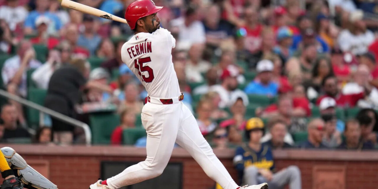 Los jonrones de Burleson y Fermín impulsan a los Cardinals a una victoria por 5-1 ante los Brewers.
