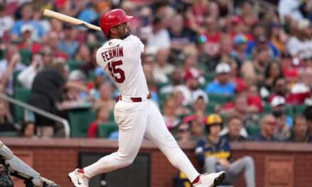 Los jonrones de Burleson y Fermín impulsan a los Cardinals a una victoria por 5-1 ante los Brewers.