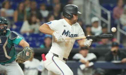 Jakob Marsee pega sencillo profundo decisivo en la 10ma y Marlins vencen 6-5 a Marineros