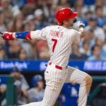 Turner compensa fallos defensivos con 2 HR y 5 impulsadas en triunfo de Filis ante Dodgers