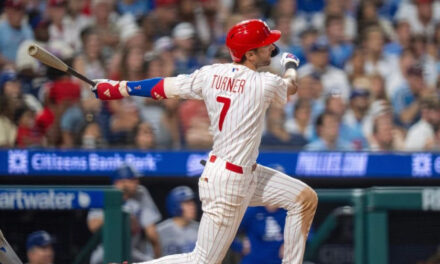 Turner compensa fallos defensivos con 2 HR y 5 impulsadas en triunfo de Filis ante Dodgers