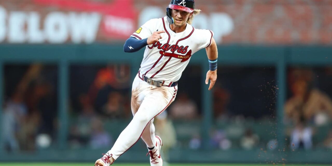 Jarvis conecta un doble que impulsa la carrera de la ventaja en la octava entrada de 6 carreras, y los Bravos se aferran a la novena para vencer a los Padres por 7-6.
