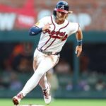 Jarvis conecta un doble que impulsa la carrera de la ventaja en la octava entrada de 6 carreras, y los Bravos se aferran a la novena para vencer a los Padres por 7-6.