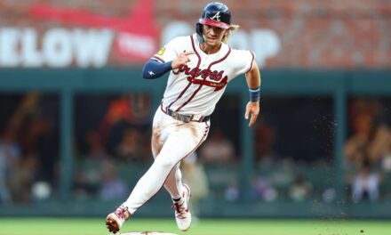 Jarvis conecta un doble que impulsa la carrera de la ventaja en la octava entrada de 6 carreras, y los Bravos se aferran a la novena para vencer a los Padres por 7-6.