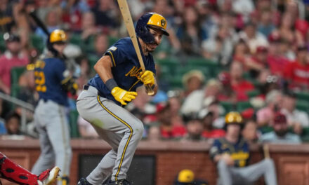 Los Brewers remontan ante los Cardinals 4-3 en una séptima entrada de 4 carreras.