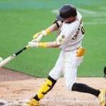 Jonrón de 3 carreras de Cronenworth impulsa a Padres a vencer 4-1 a Gallen y Diamondbacks