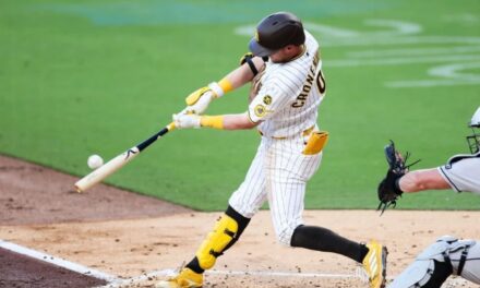 Jonrón de 3 carreras de Cronenworth impulsa a Padres a vencer 4-1 a Gallen y Diamondbacks