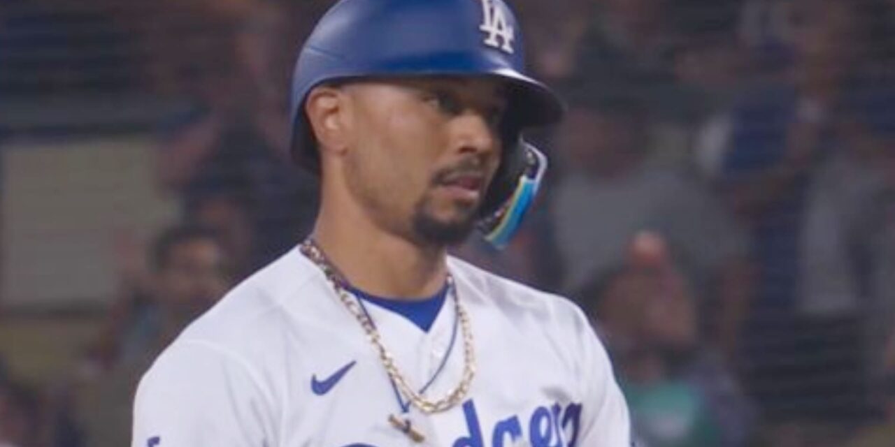 Mookie Betts conecta un hit decisivo con dos strikes en la octava entrada, y los Dodgers vencen a los Rockies por 4-3.