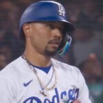 Mookie Betts conecta un hit decisivo con dos strikes en la octava entrada, y los Dodgers vencen a los Rockies por 4-3.