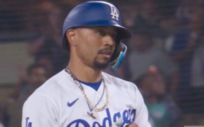 Mookie Betts conecta un hit decisivo con dos strikes en la octava entrada, y los Dodgers vencen a los Rockies por 4-3.